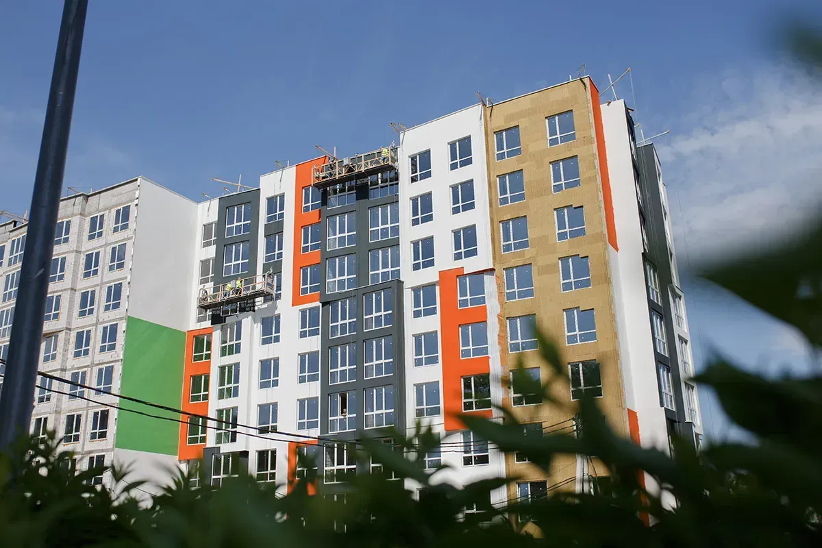 Фарбуємо перші фасади ЖК Синергія 3+ - 1