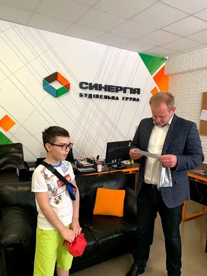 Игорь Оверко, директор Строительной группы Синергия, поздравил успешных учеников — отличников Синергии - 8