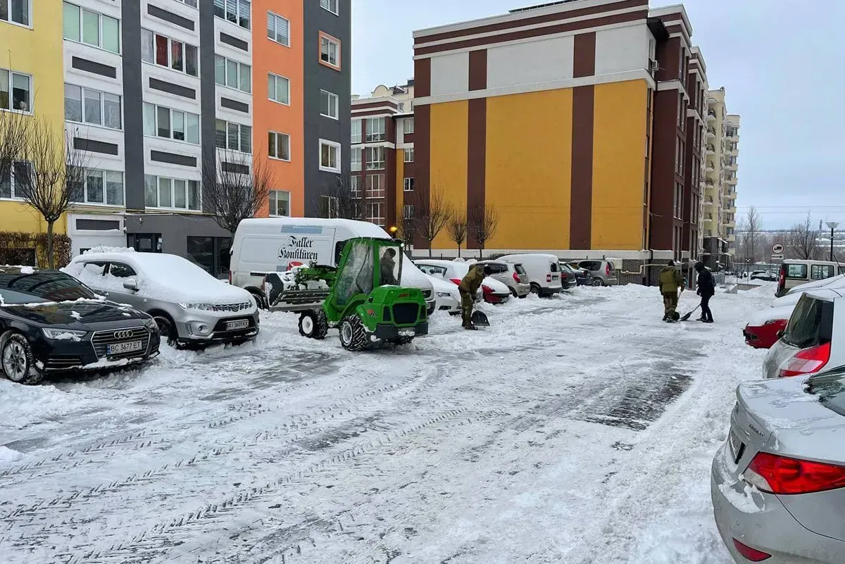 Синергія як надійний забудовник піклується про своїх жителів: тут вдень і вночі розчищають доріжки від снігу - 11