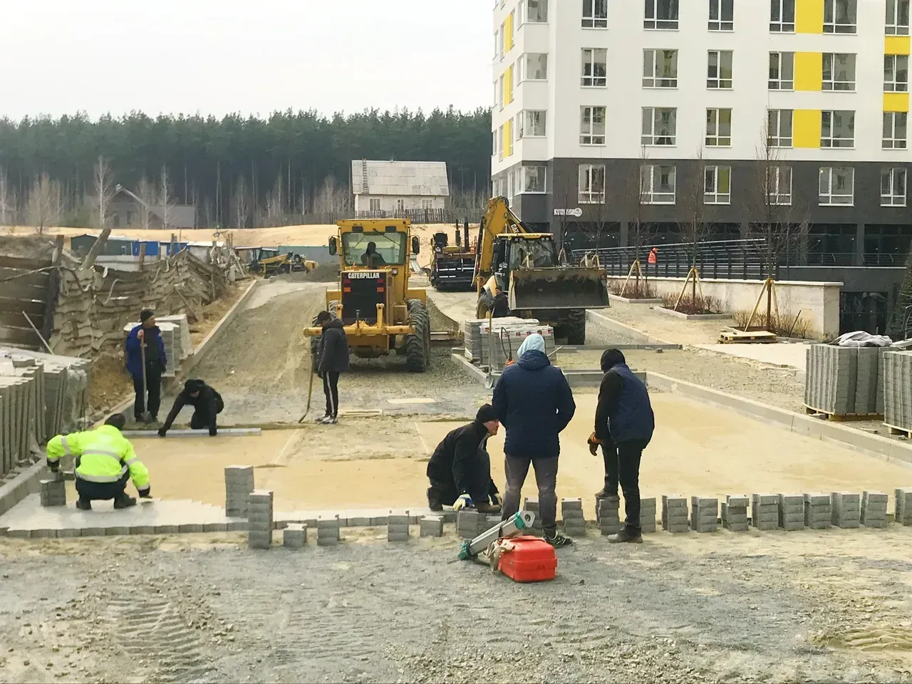 Устраиваем подъезды вокруг ЖК Green Side по-новому — укладываем тротуарную плитку - 3