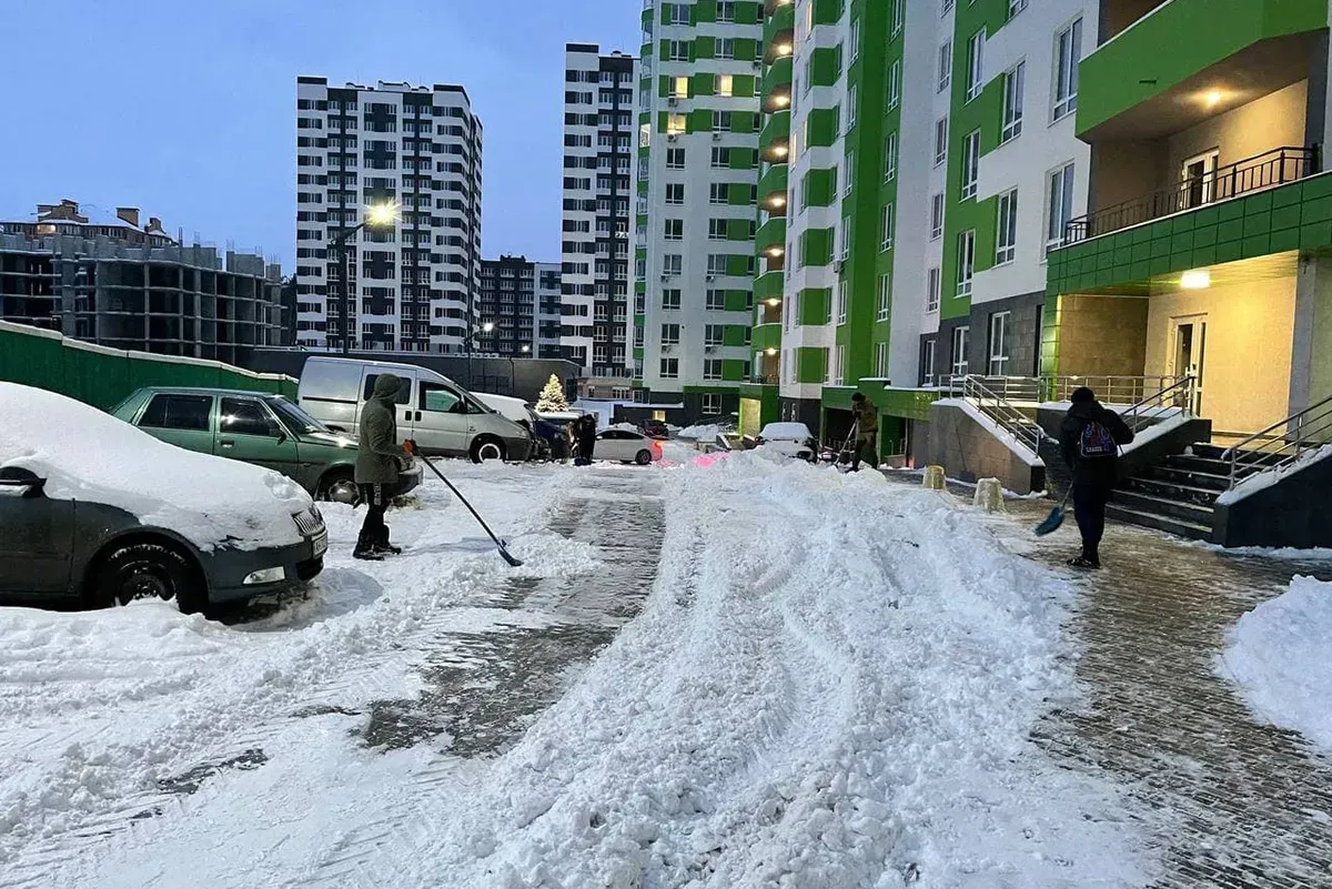 Синергія як надійний забудовник піклується про своїх жителів: тут вдень і вночі розчищають доріжки від снігу - 7