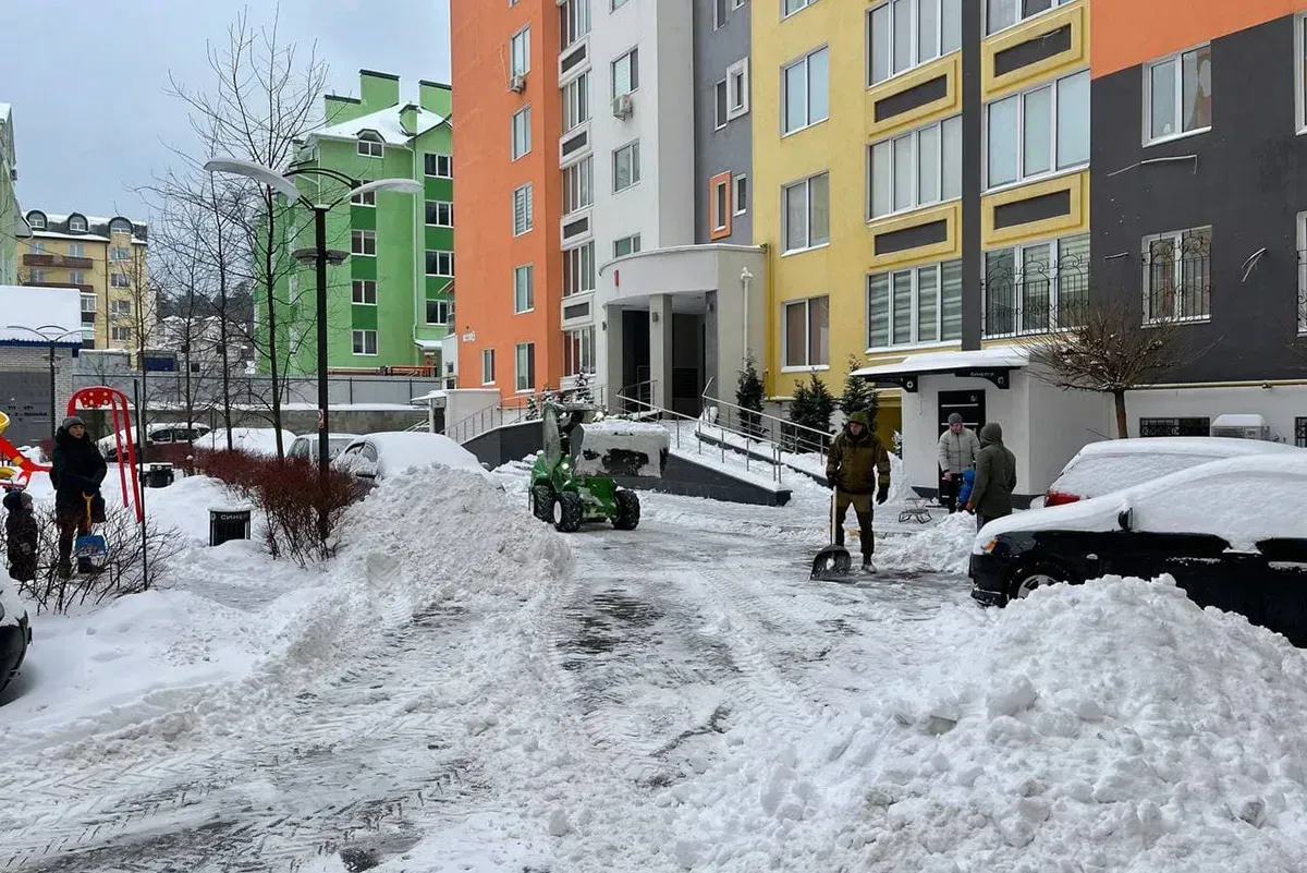 Синергія як надійний забудовник піклується про своїх жителів: тут вдень і вночі розчищають доріжки від снігу - 10