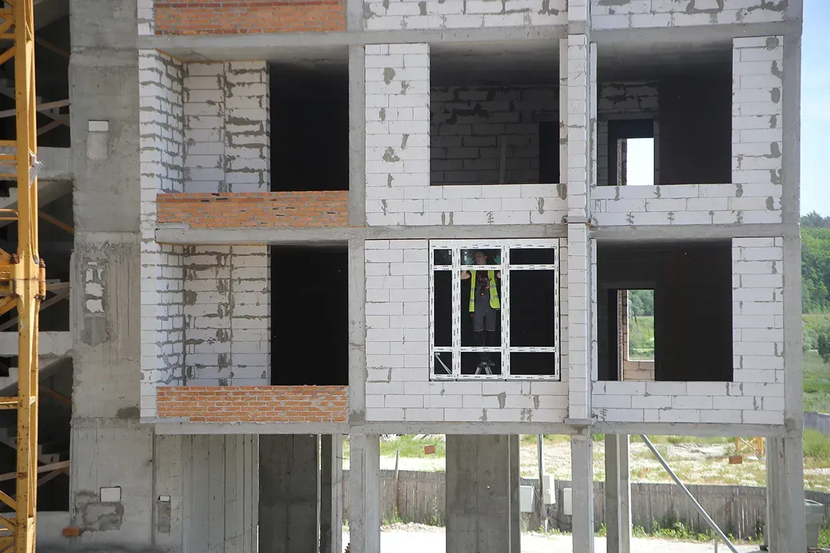 Приступили до монтажу вікон Rehau в 7-й секції житлового комплексу Синергія Сіті - 4