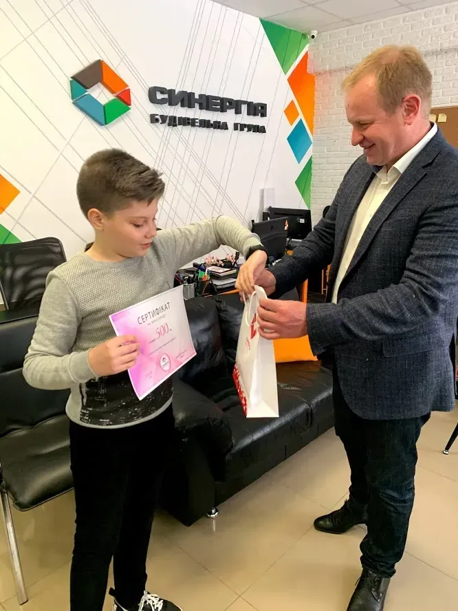 Игорь Оверко, директор Строительной группы Синергия, поздравил успешных учеников — отличников Синергии - 3