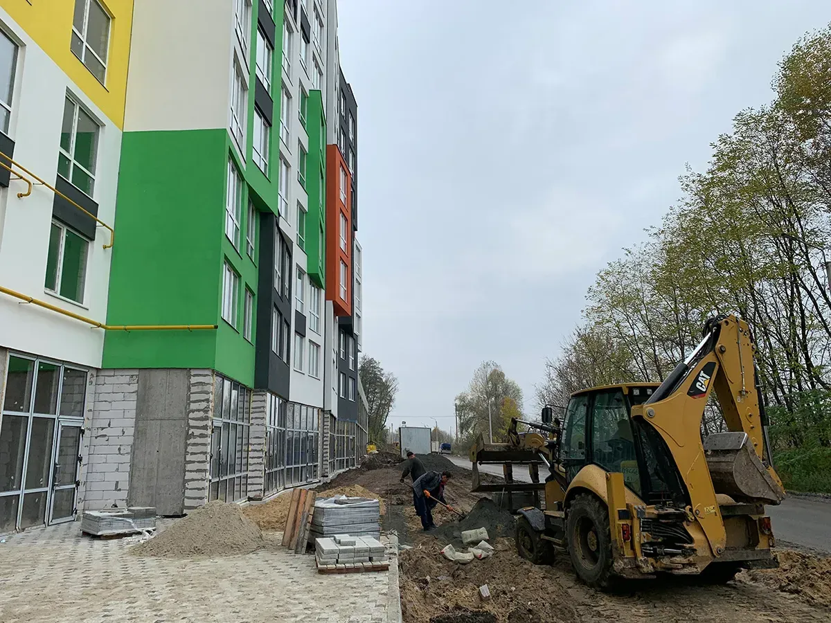 Красивим фасадам — красиве подвір’я. Продовжуємо благоустрій біля 1-6 будинків ЖК Синергія 3+ - 2