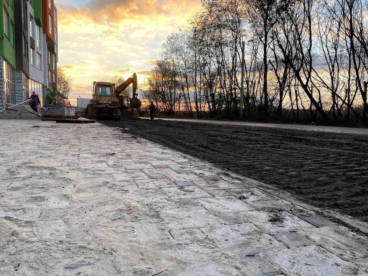 Красивим фасадам — красиве подвір’я. Продовжуємо благоустрій біля 1-6 будинків ЖК Синергія 3+ - 4
