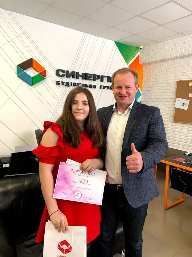Игорь Оверко, директор Строительной группы Синергия, поздравил успешных учеников — отличников Синергии - 4