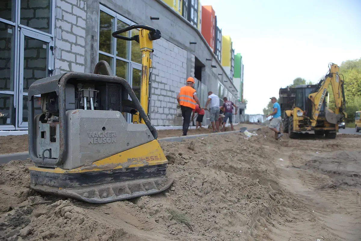 Незабаром у дворі ЖК Синергія 3+ буде затишно: стартували роботи з благоустрою території - 3